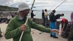 La pêche aux poissons depuis la jetée de Port-en-Bessin
