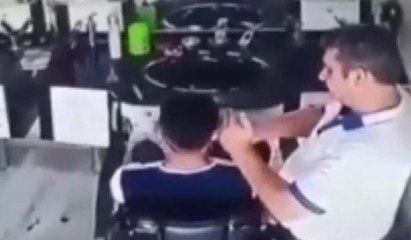 Berber müşterisinin saçlarını yaktı