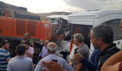 Ağrı'da dehşet: Vinç midibüsün üzerine düştü