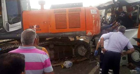 Ağrı'da Vinç, Minibüsün Üzerine Düştü: 7 Ölü, 15 Yaralı