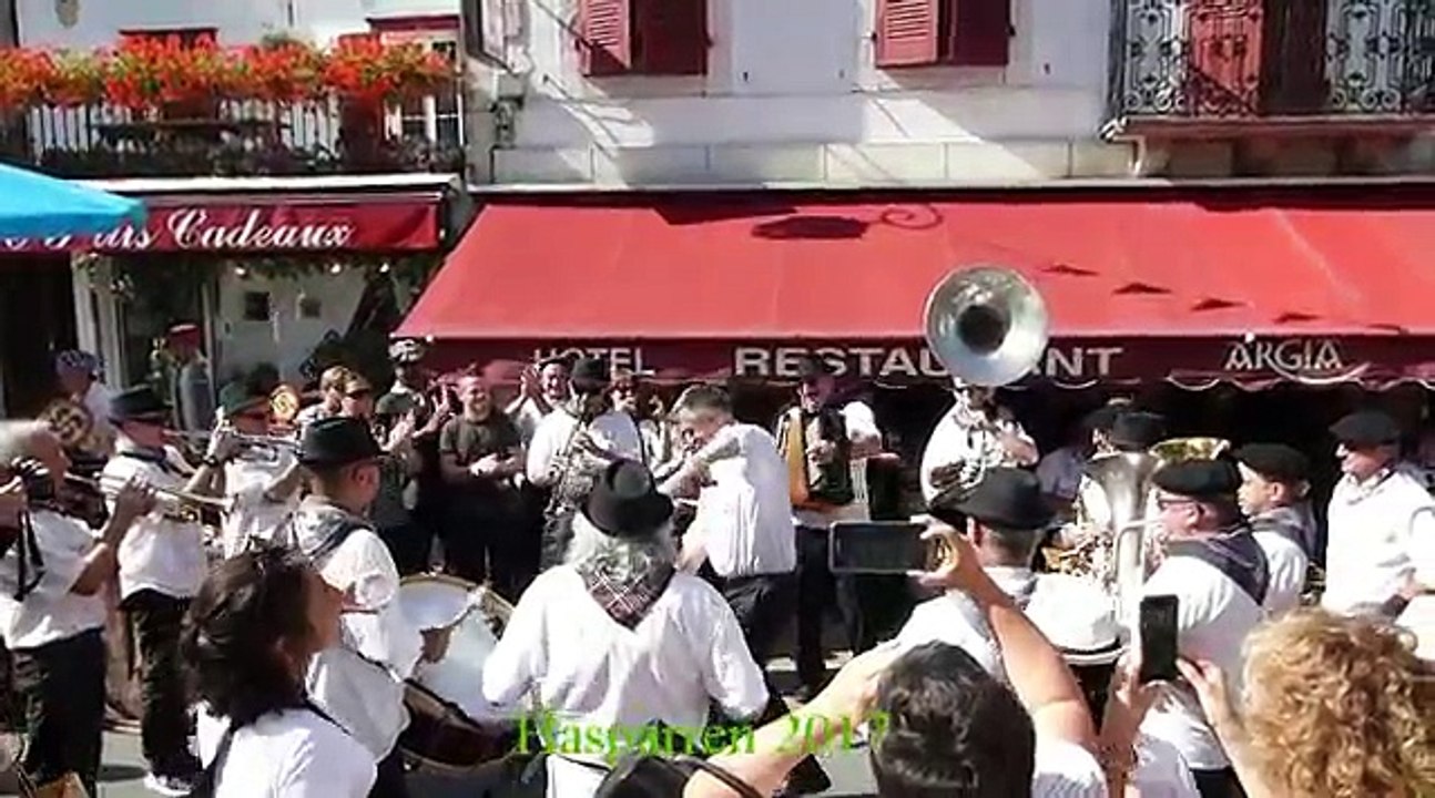 Jean Lassalle danse le rock dans le Pays basque