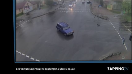 Des voitures de police se percutent à un feu rouge (vidéo)