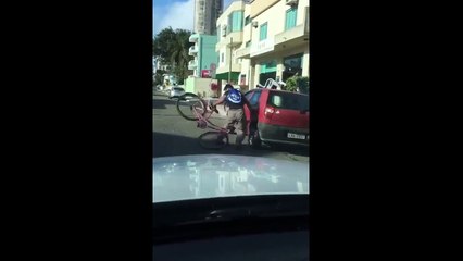 Un homme tellement ivre percute une voiture avec son vélo ! LOL