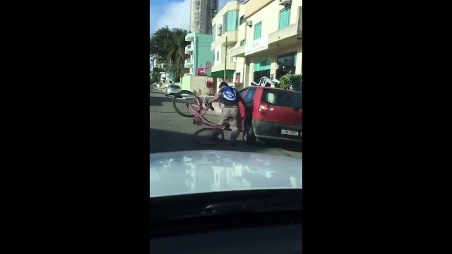 Un homme tellement ivre percute une voiture avec son vélo ! LOL