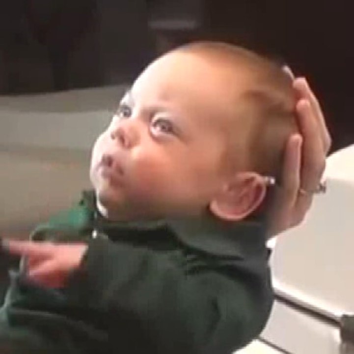 Annesinin Sesini İlk Kez Duyan İşitme Engelli Bebek