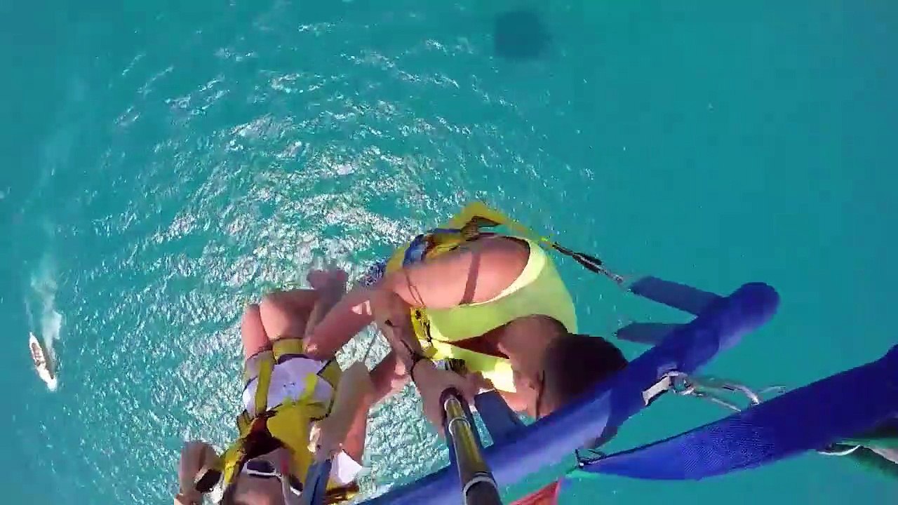 Russie : Un couple en parachute ascensionnel se fait une énorme panique !