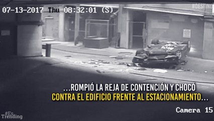 ¡De milagro! El momento en el que un carro se salva de ser aplastado por otro
