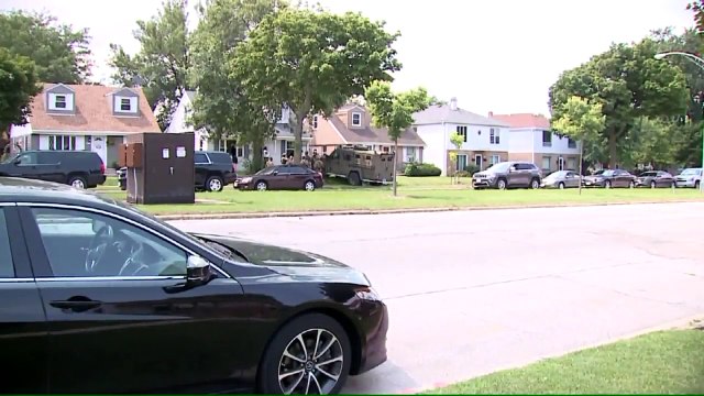 Woman Claims FBI `Trashed` Home Searching For Alleged Bank Robber on the Run