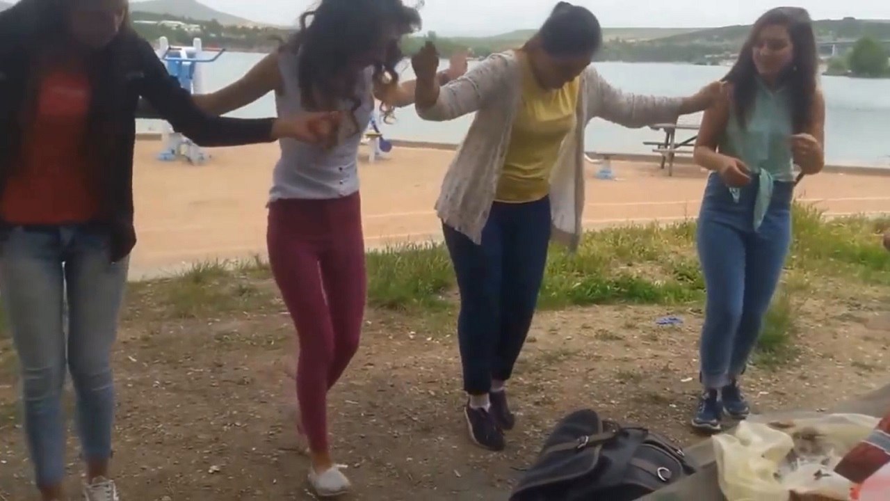 Piknikte neşeli kostak oyun havası gösterisi