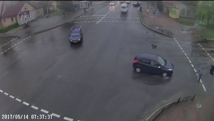 Quand 3 voitures de police hésitent à griller un feu rouge !