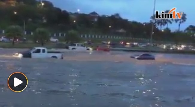 Tergamam Vios pun nak redah banjir