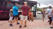 Un chauffeur de bus lutte contre un couple de jeunes touristes à Ibiza !