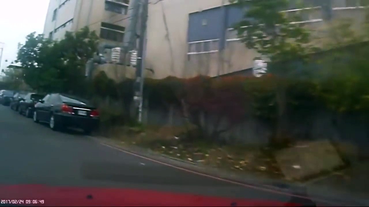 飛び出してきた原付BBAの反応が謎すぎて草 バイバイじゃねーよｗｗｗｗ