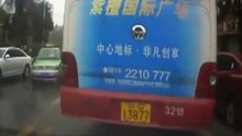 事故＆人混みの中を余裕で通り抜けるバスがすごい！！！