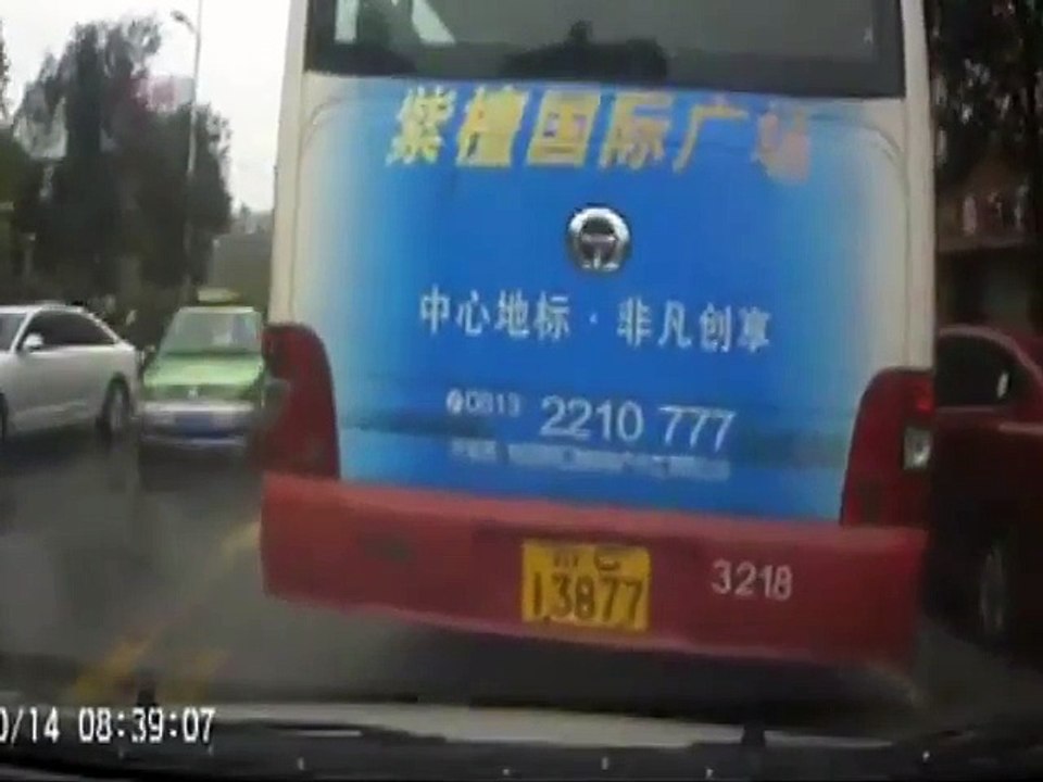 事故＆人混みの中を余裕で通り抜けるバスがすごい！！！