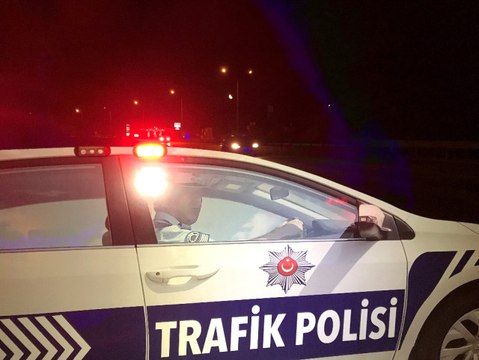 Trafik İhlallerini Engellemek İçin, Yollara Maket Polis Aracı Yerleştirildi