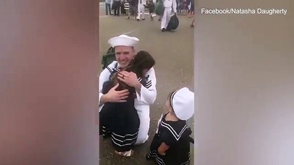 Elle n'a pas dit à son mari militaire parti en mission qu'elle était enceinte... Surprise