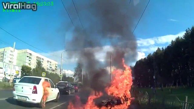 Ce motard se crash violemment et sa moto prend feu mais il s'en sort miraculeusement