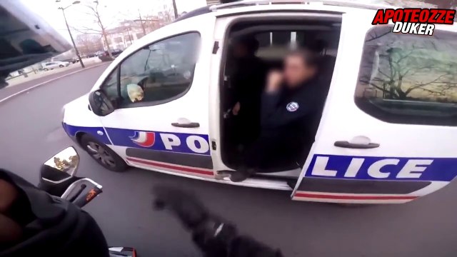 Il se fait couper la route par une voiture de police et les prend en chasse. Courageux le motard