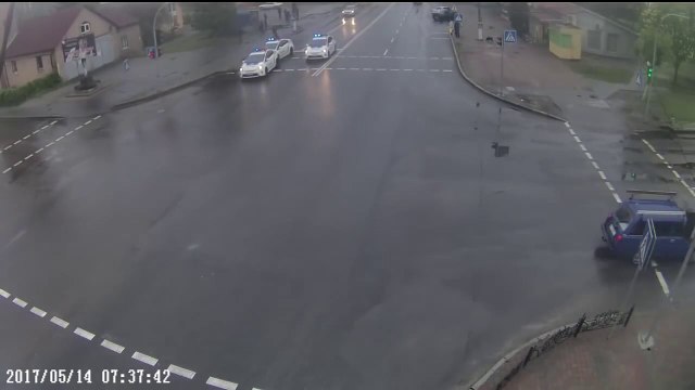 Quand 3 voitures de police se retrouve à un feu rouge... FAIL