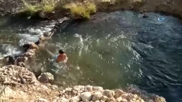 Sıcaktan Bunalan Çocuklar Derede Serinliyor