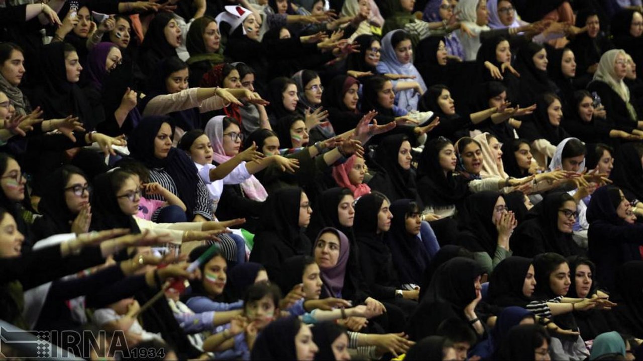 حضور زنان والیبالدوست در ورزشگاه اردبیل