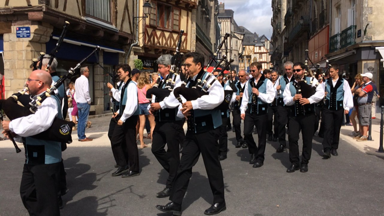 La foule à la procession des Fêtes d'Arvor