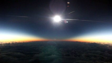 Assister à une éclipse de soleil en plein vol en avion au-dessus de l'Alaska