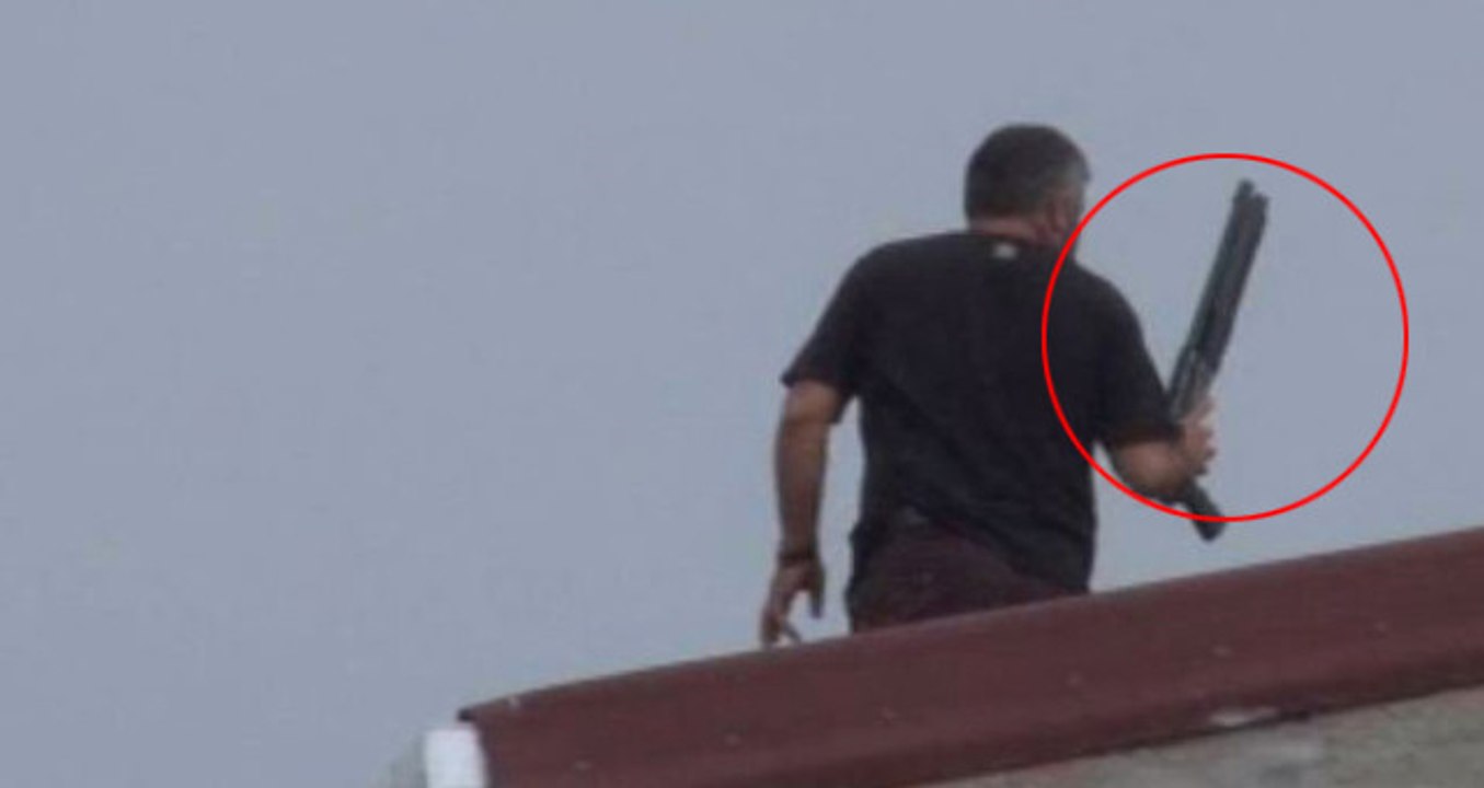 Esenyurt'ta Pompalı Tüfekle Binanın Çatısına Çıkan Şahıs Polis Tarafından Yakalandı