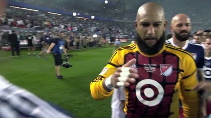 n arbitre porte une caméra frontale pendant un match amical du Real Madrid