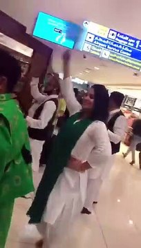 See How Pakistanis Are Celebrating Jashn-e-Azadi At Abu Dhabi Airport