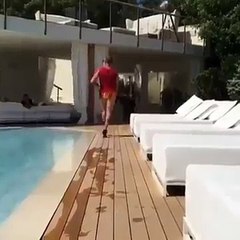 Tsi-Gianluca se libera, pero confunde a todos al reaparecer en tacones de aguja