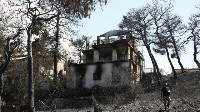 Ελλάδα - Πυρκαγιές: Μάχη με τις φλόγες και το χρόνο