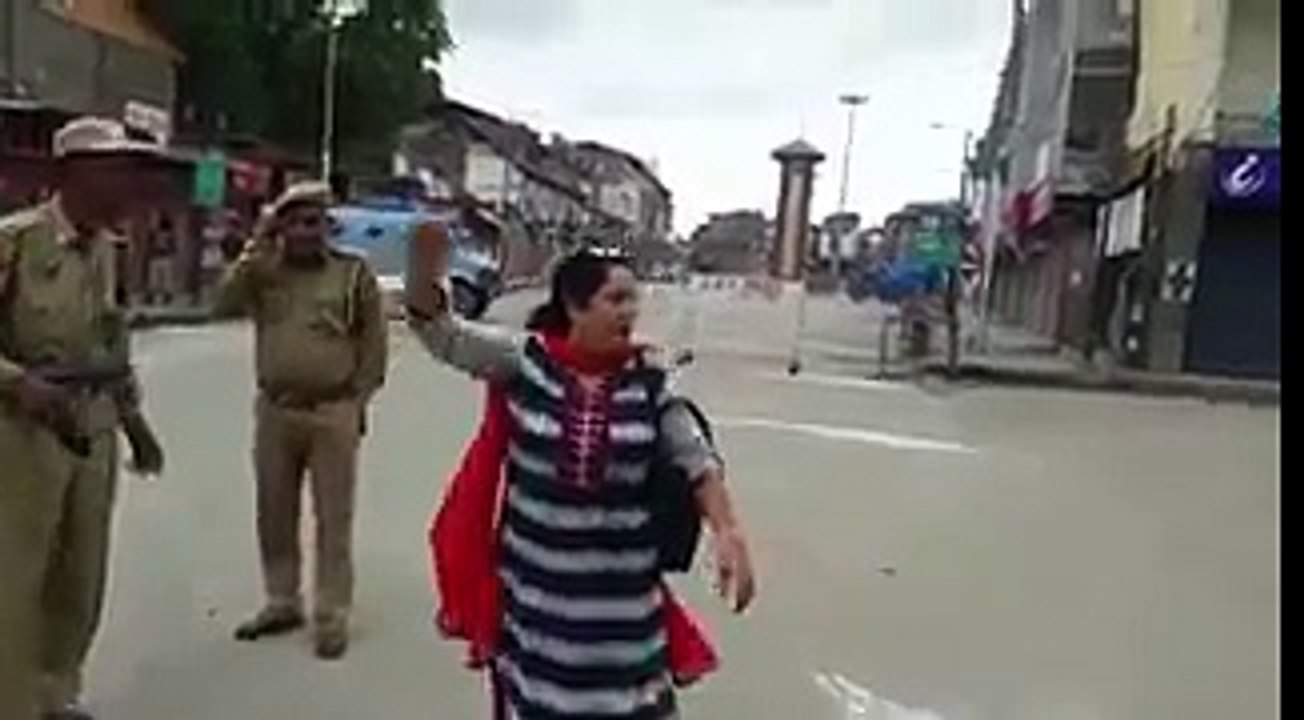 Indian Lady Chants BHARAT MATA KI JAI In Srinagar, Kashmir