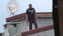 Esenyurt'ta Pompalı Tüfekle Çatıya Çıkan Şahıs Polis Tarafından Yakalanarak Gözaltına Alındı