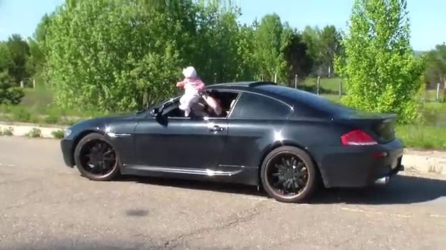 Ce cascadeur débile sort son bébé par la fenetre de sa voiture et roule à fond