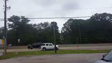 Un train détruit un camion bloqué au passage à niveau !