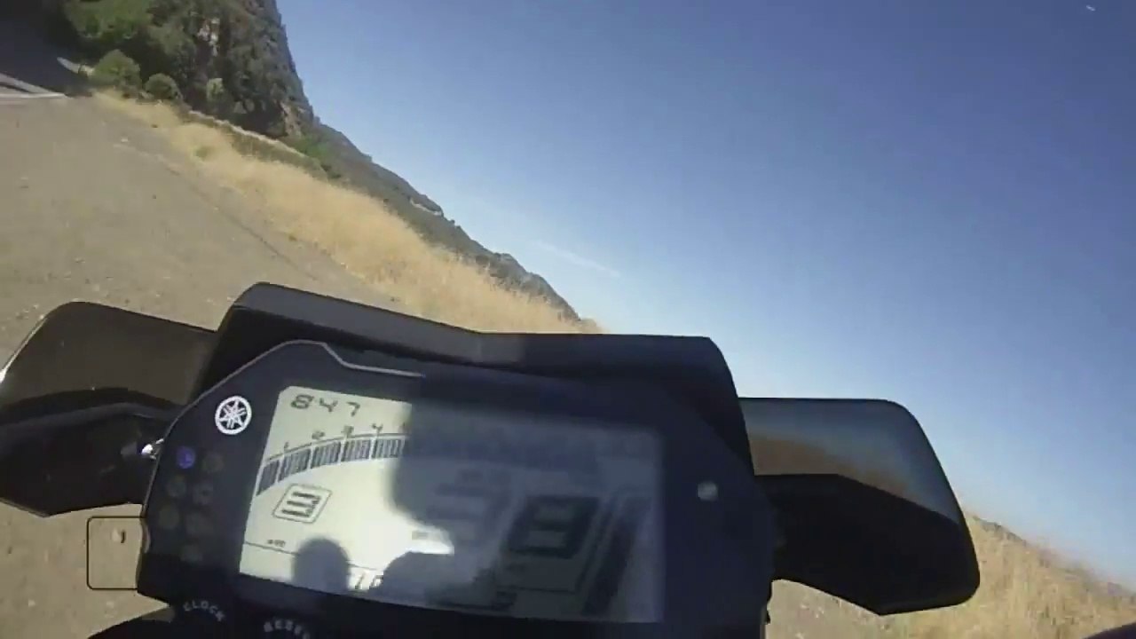 Ce motard rate son virage et chute dans un ravin. Il survit miraculeusement