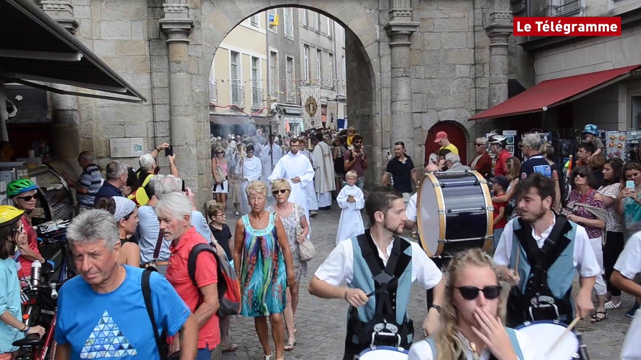 Vannes. Fête de l'Assomption : foule à la procession et à la bénédiction de la mer
