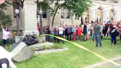 下载视频: Protesters Topple Confederate Statue in North Carolina