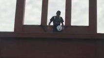 Neymar jongle sur un monument à Genève