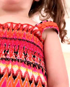 Une petite fille adorable essaye d'imiter les cris des animaux!