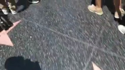 سيد بدرية يكذّب تامر حسني ويسخر من بصمته.. يبحث عنها أمام المسرح