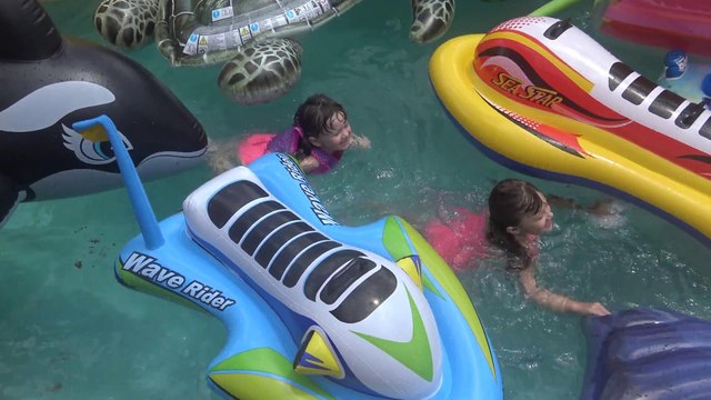 Brincando na Piscina com Brinquedos Infláveis - Diversão na Piscina