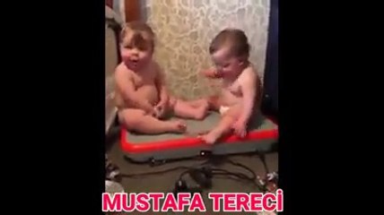 mükemmel oyun havası oynayan bebekler