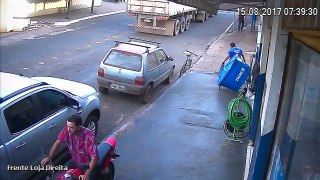 Carreta desgovernada desce rua de ré, arrasta carro e invade loja em Rio Verde - Parte 2