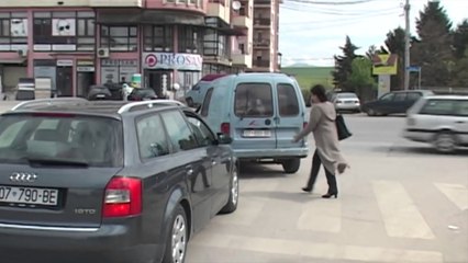 Gjakovë, po punohet në riparimin e sinjalizimit horizontal në rrugët e qytetit - Lajme