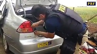 Carro com adesivo contra a corrupção é pego com 50 kg de drogas em fundo falso