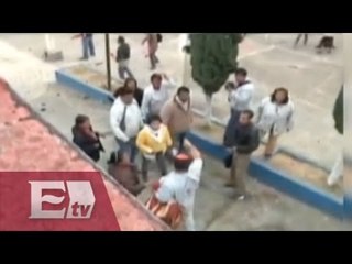 Padres de familia se enfrentan contra maestros de Michoacán / Titulares