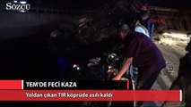 Düzce TEM'de yoldan çıkan TIR köprüde asılı kaldı